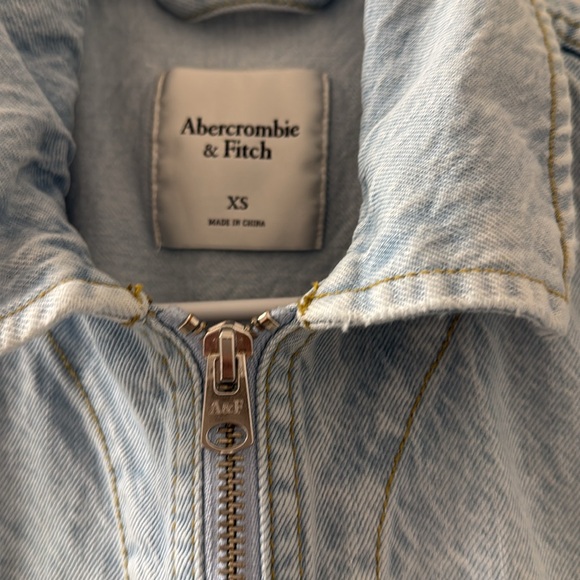 FINAL PRICE. Abercrombie Cropped Trucker Denim Jacket XS - Picture 2 of 3